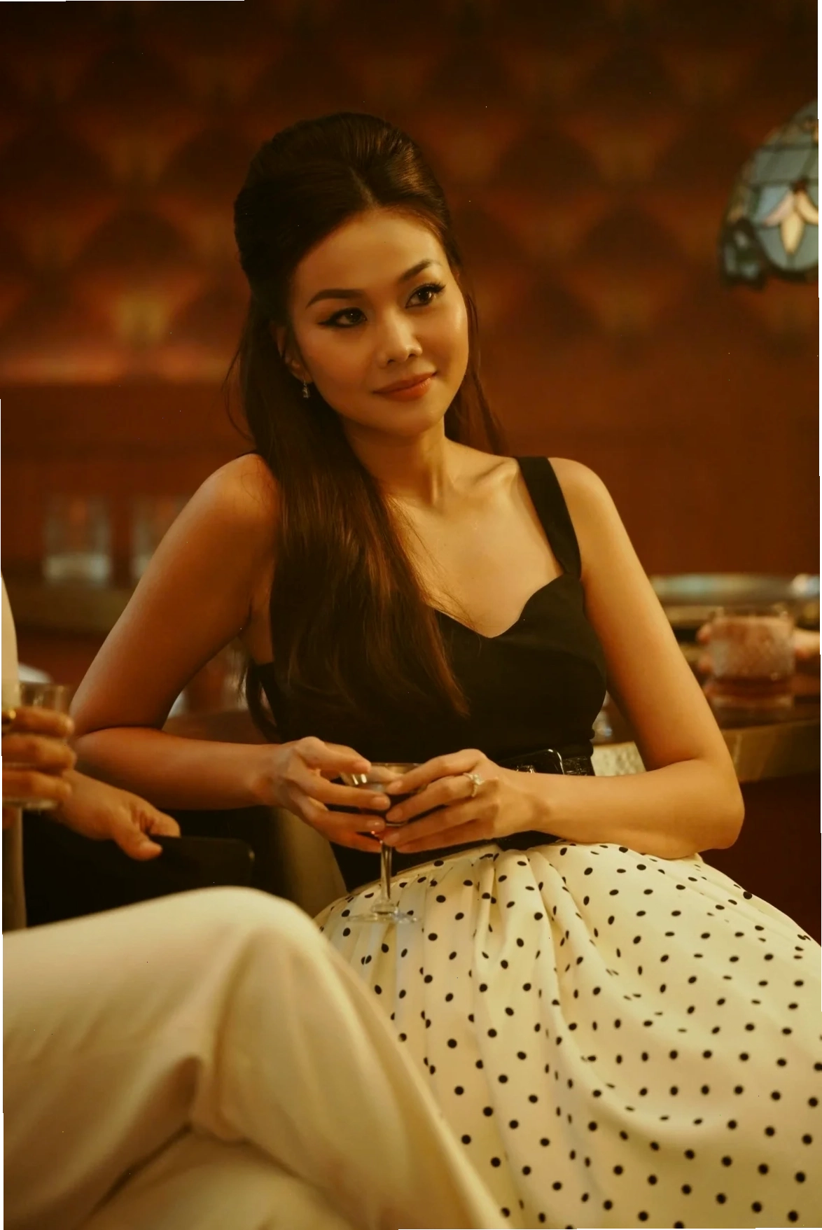 DJ điều khiển bàn trộn âm thanh DJ chuyên nghiệp trong hình ảnh gái vũ trường