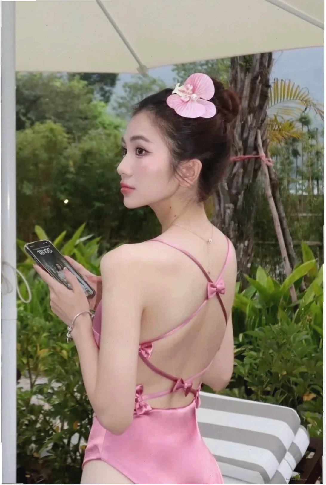 Đồ bơi gái xinh mặc bikini màu hồng sang trọng