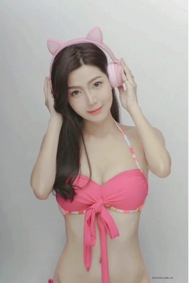 Đồ bơi gái xinh mặc bikini màu hồng tạo dáng