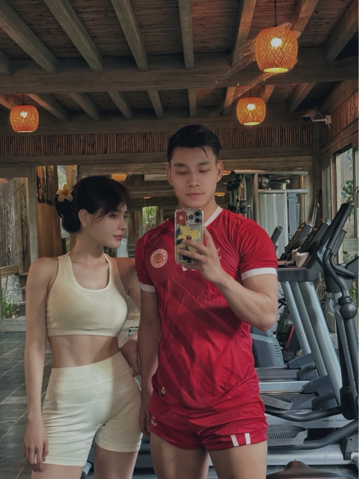 Cocktail tinh thể Đồ uống trong hình ảnh gái vũ trường