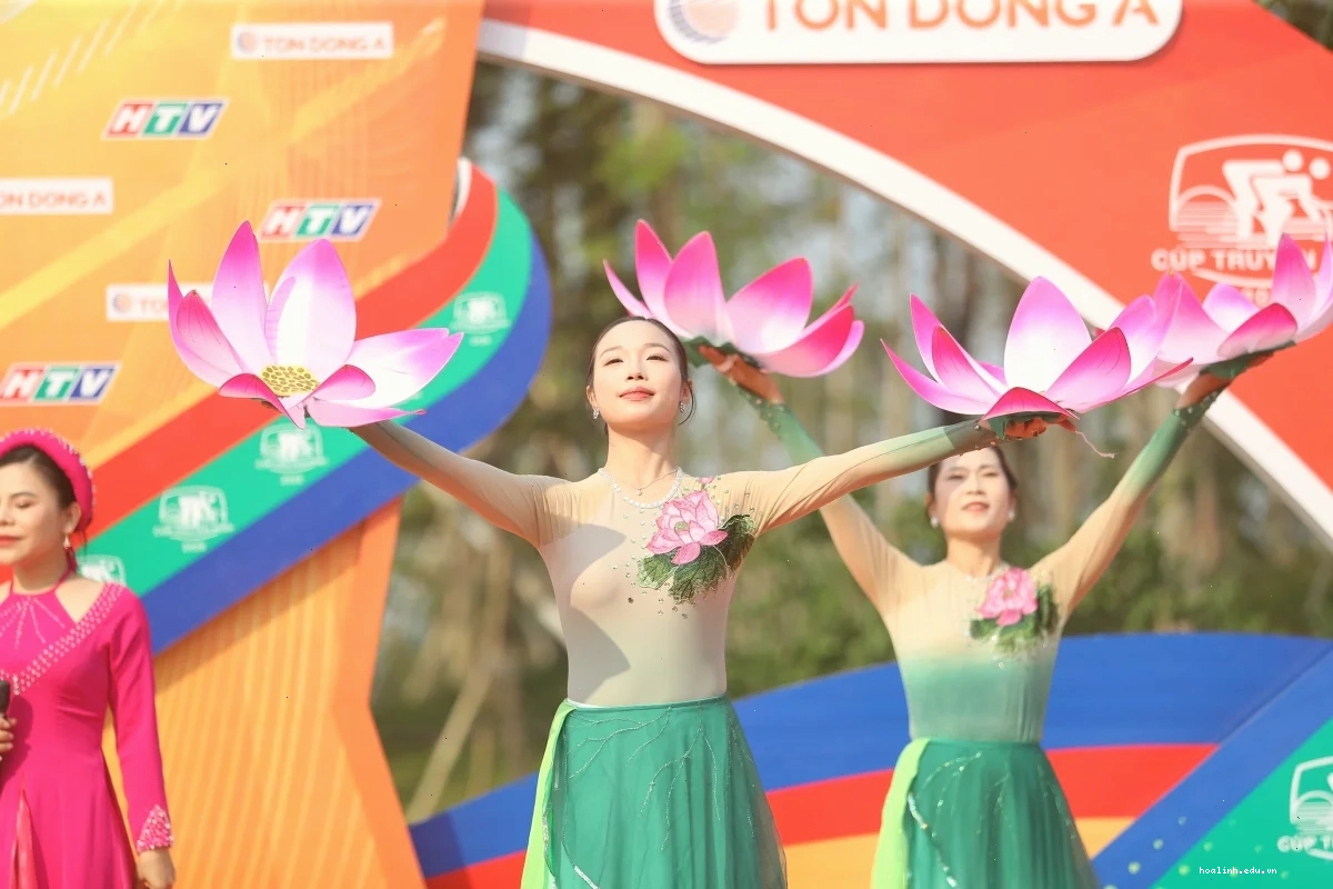 Chai rượu và băng Đồ uống trong hình ảnh gái vũ trường