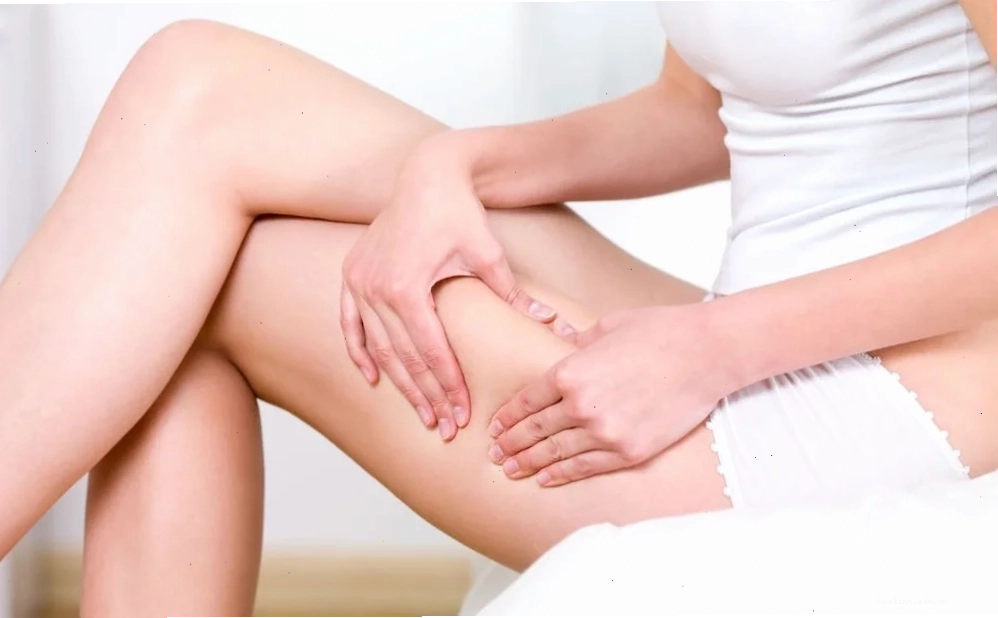 đùi con gái với ánh sáng dịu