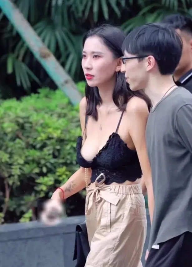 Cô gái cá tính em gái không mặc áo lót cá tính