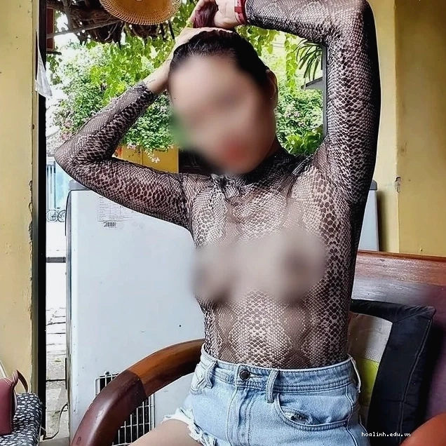 Tạo dáng chiều tà em gái không mặc áo lót tại ánh chiều tà
