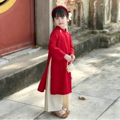 em gái mặc áo dài check in