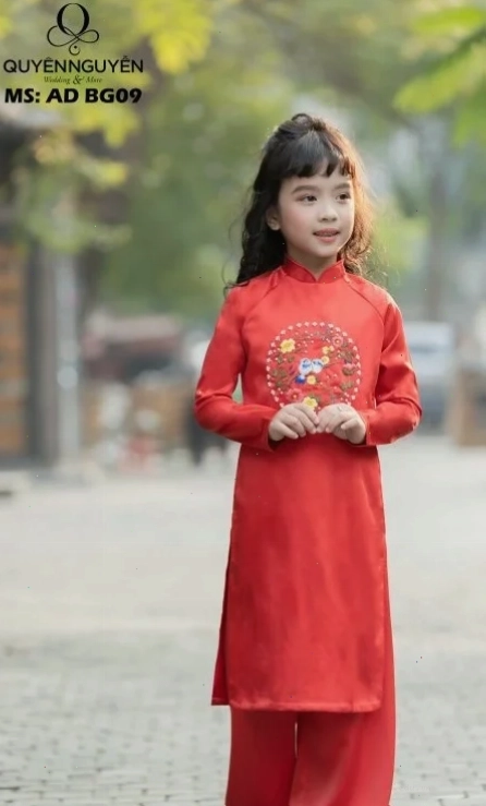 em gái mặc áo dài cùng phụ kiện hoa