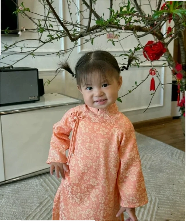 em gái mặc áo dài cười tươi