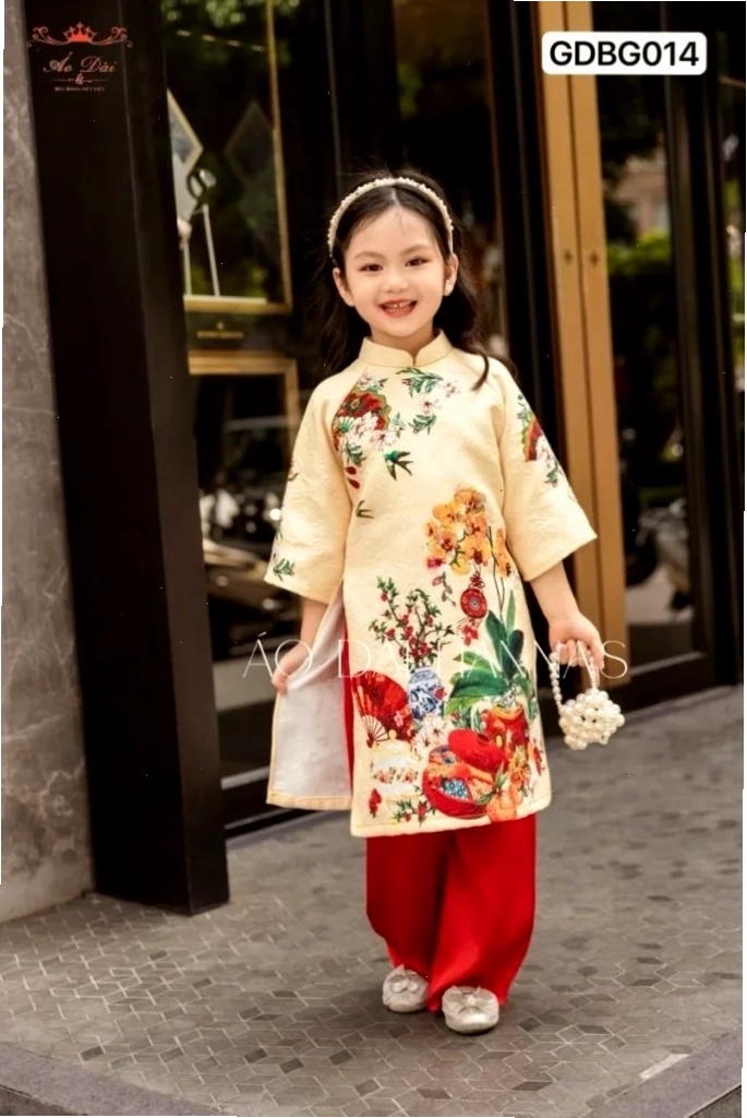 em gái mặc áo dài đi cà phê