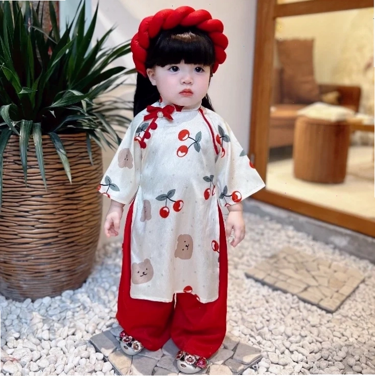 em gái mặc áo dài duyên dáng