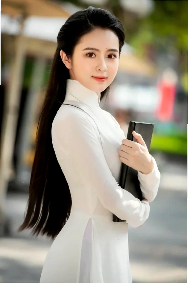 em gái mặc áo dài giữa không gian cổ kính