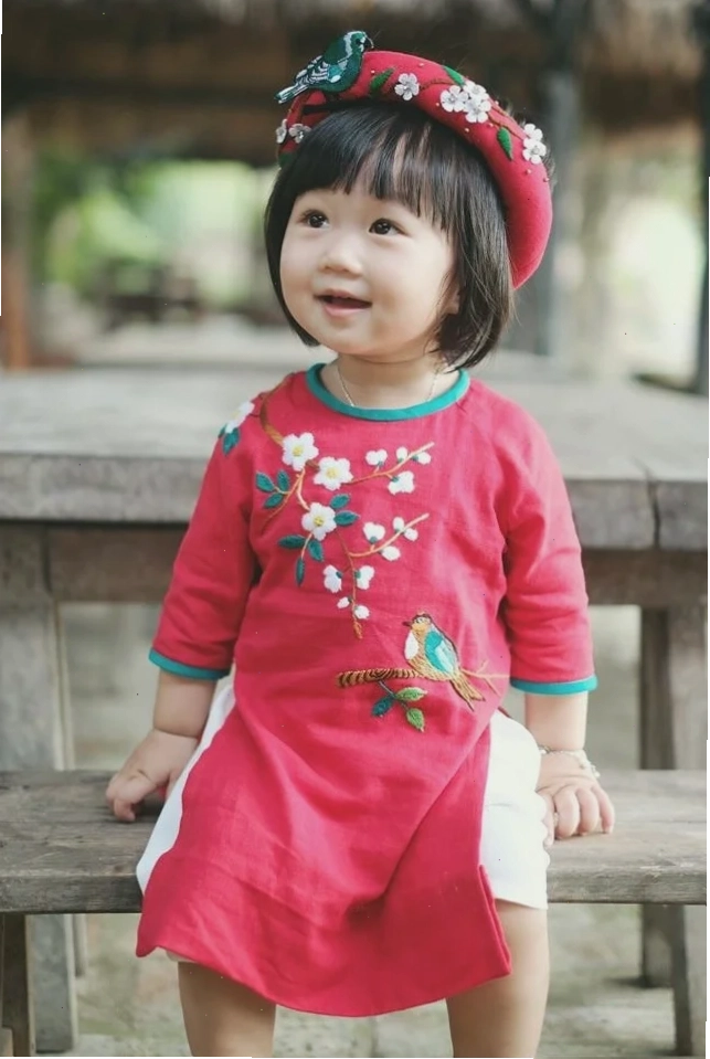 em gái mặc áo dài khoe dáng