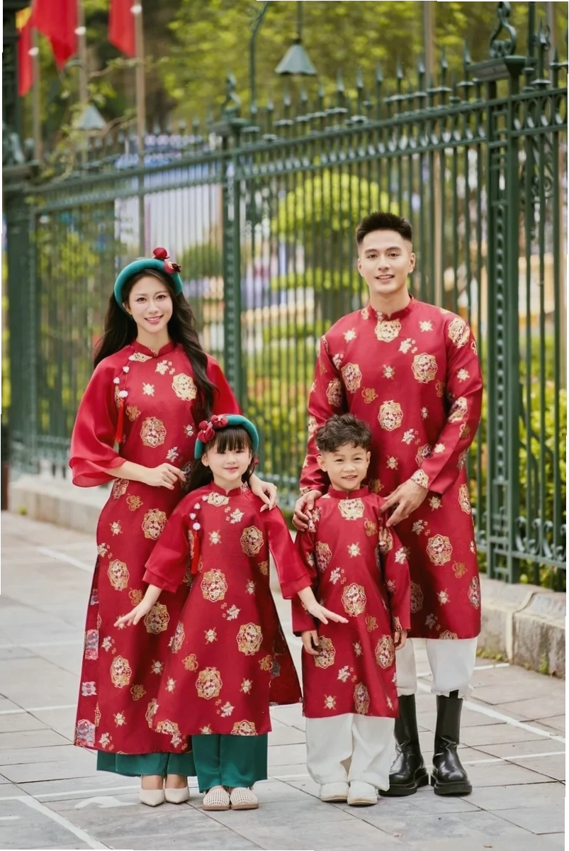 em gái mặc áo dài nhẹ nhàng