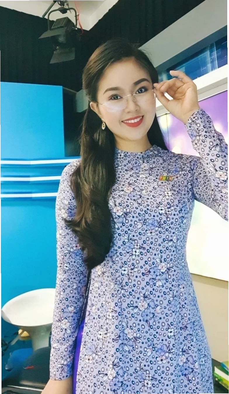 em gái mặc áo dài quảng cáo