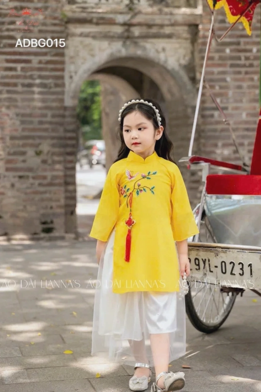 em gái mặc áo dài tại Hồ Tây