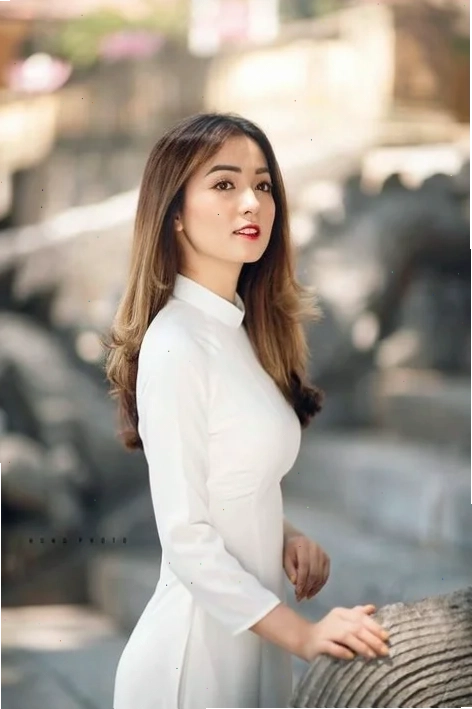 em gái mặc áo dài tinh tế