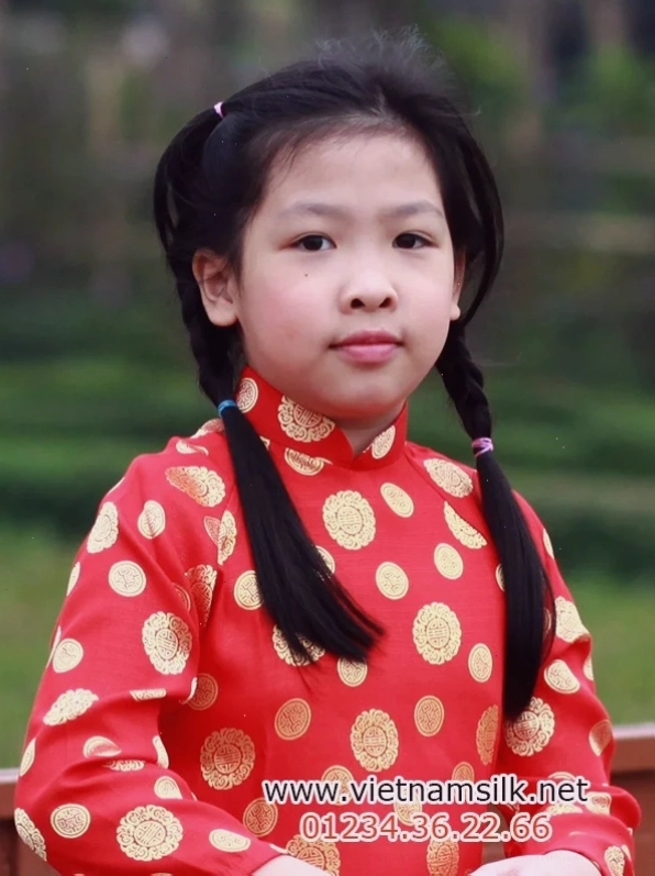 em gái mặc áo dài vải lụa