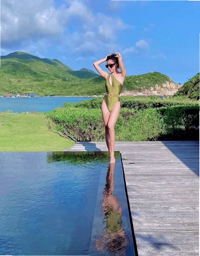 em gái mặc bikini mỏng