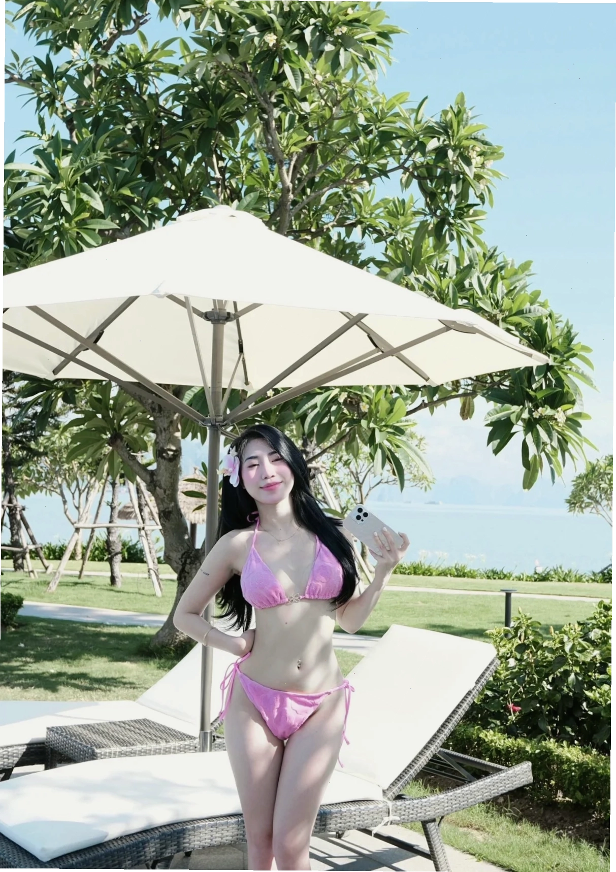 em gái mặc bikini siêu nhỏ
