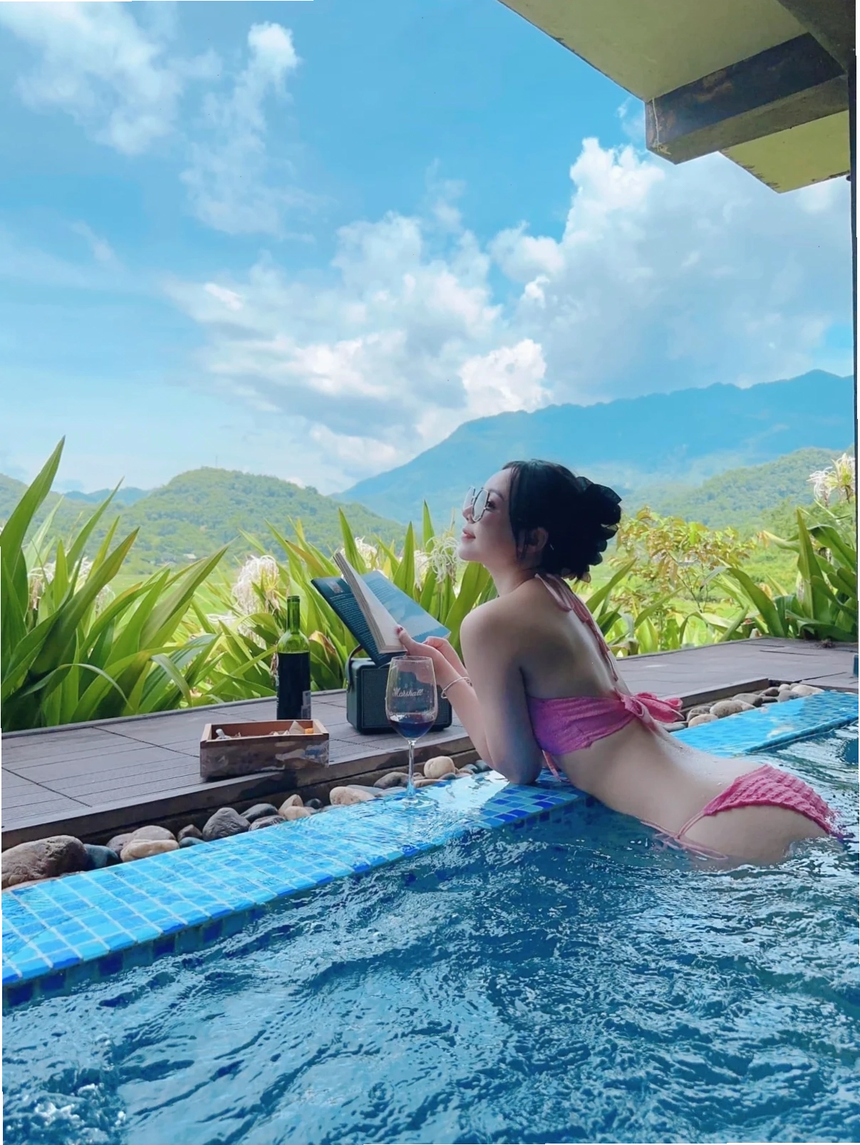 em gái múp tươi cười
