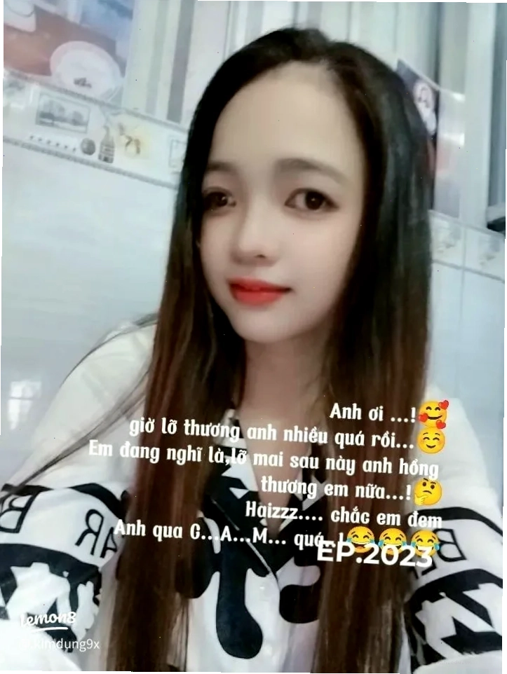 em là cô gái mặc áo đen chụp ảnh