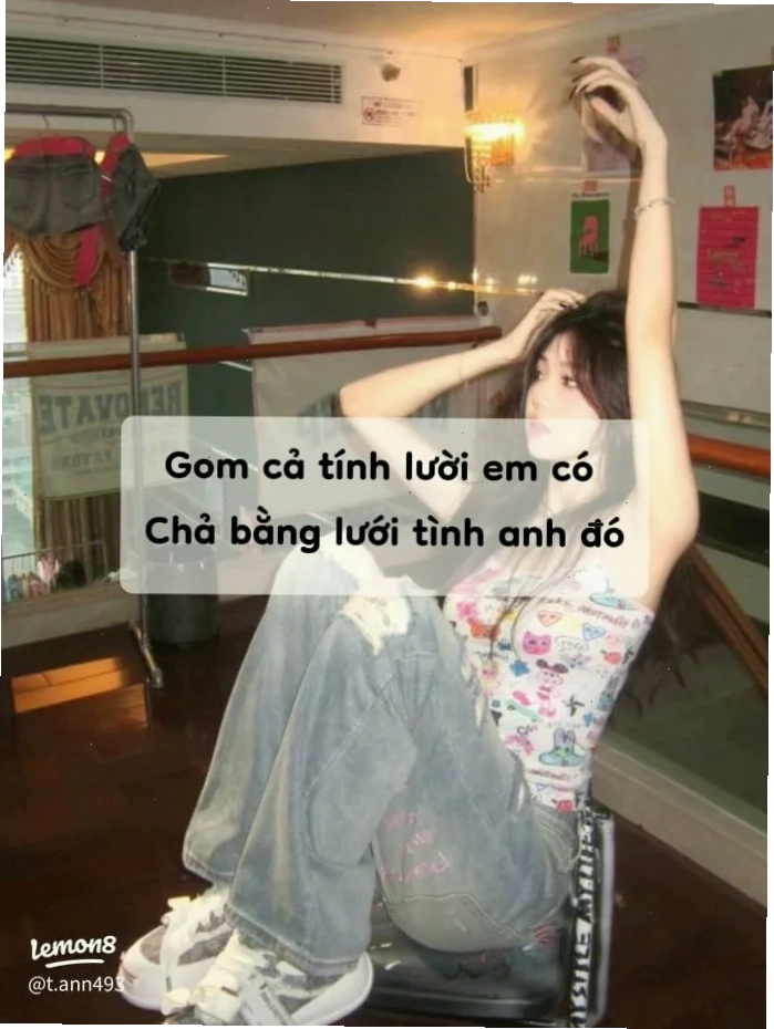 em là cô gái mặc áo đen kết hợp túi xách