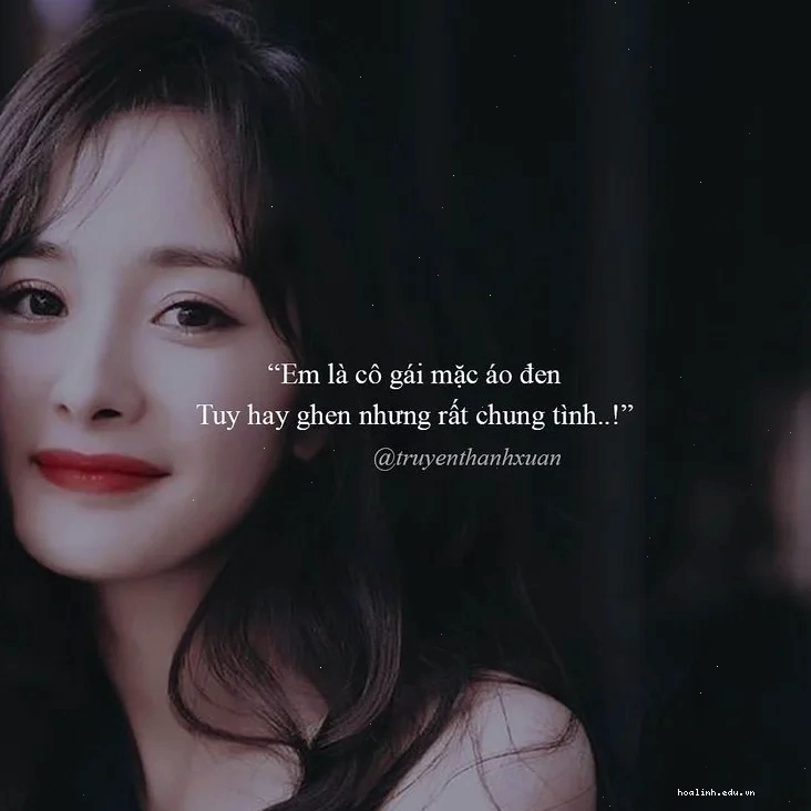 em là cô gái mặc áo đen tạo dáng giữa phố