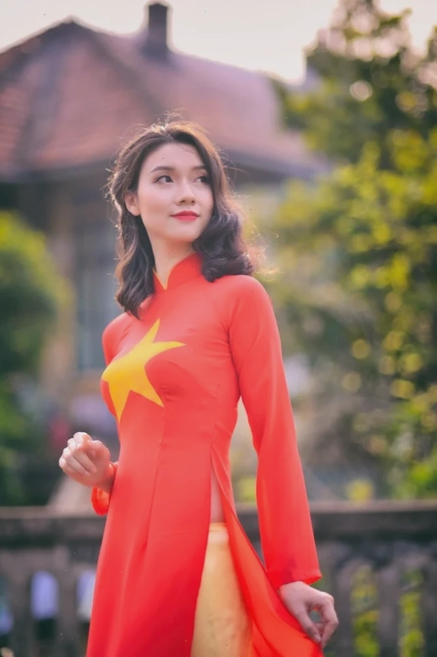 Phối đồ áo đỏ em là cô gái mặc áo đỏ hiện đại