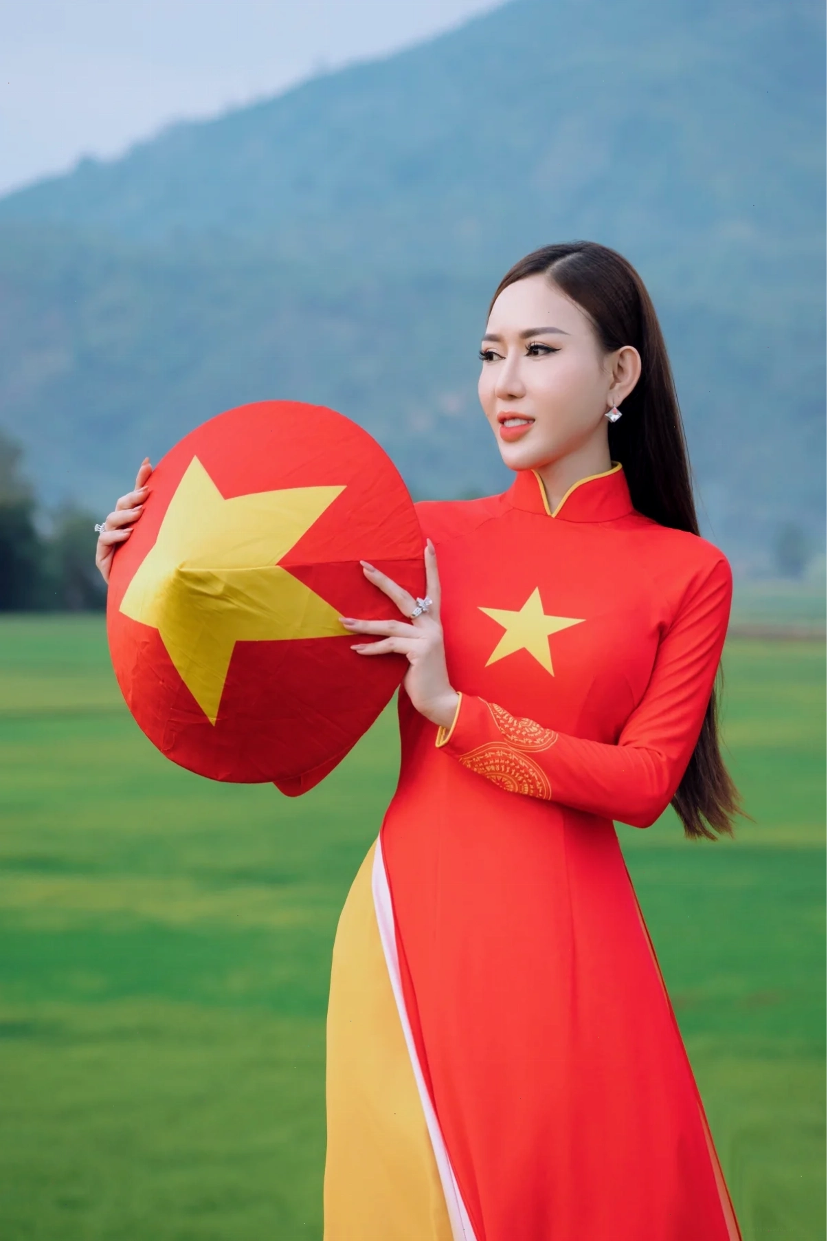 Lôi cuốn cùng sắc đỏ em là cô gái mặc áo đỏ lôi cuốn
