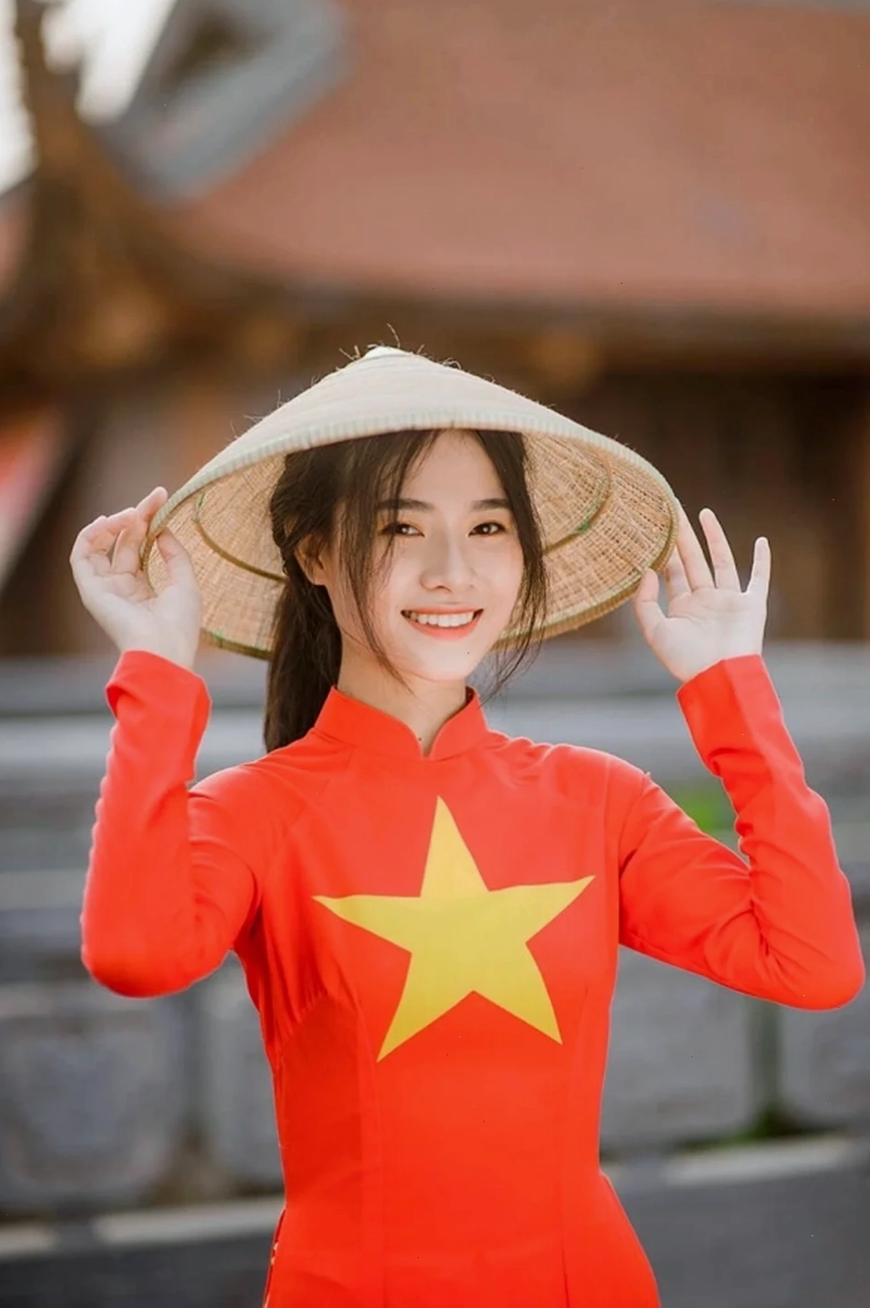 Rực rỡ với màu đỏ em là cô gái mặc áo đỏ rực rỡ
