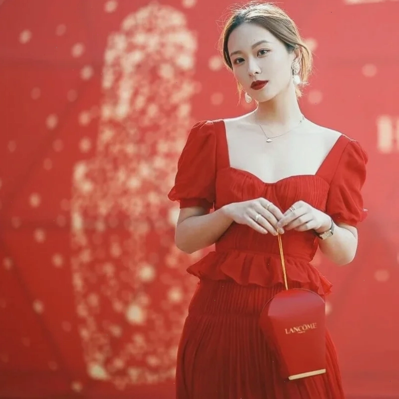 Trang phục sang trọng em là cô gái mặc áo đỏ sang trọng