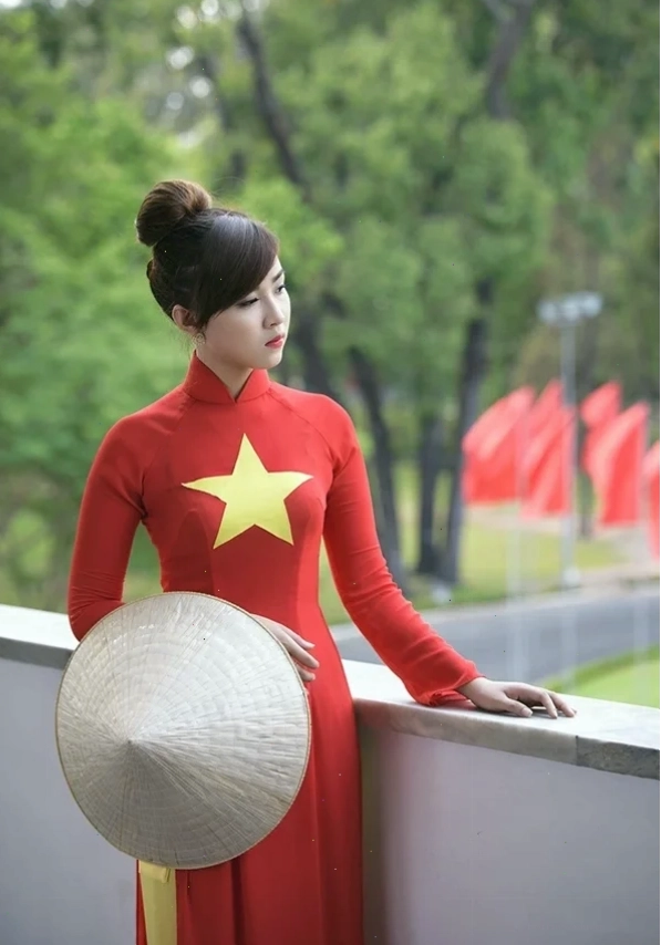 Năng lượng màu đỏ em là cô gái mặc áo đỏ tỏa sáng