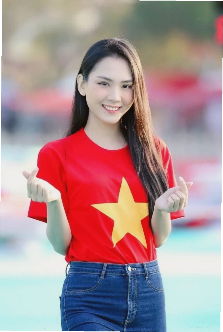 Dạo phố áo đỏ em là cô gái mặc áo đỏ trên phố