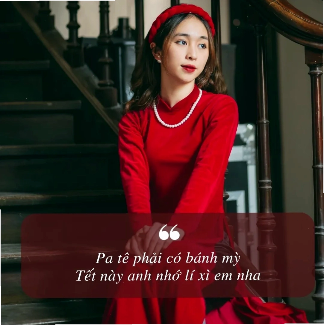 em là cô gái mặc áo hồng ngồi trong quán cafe