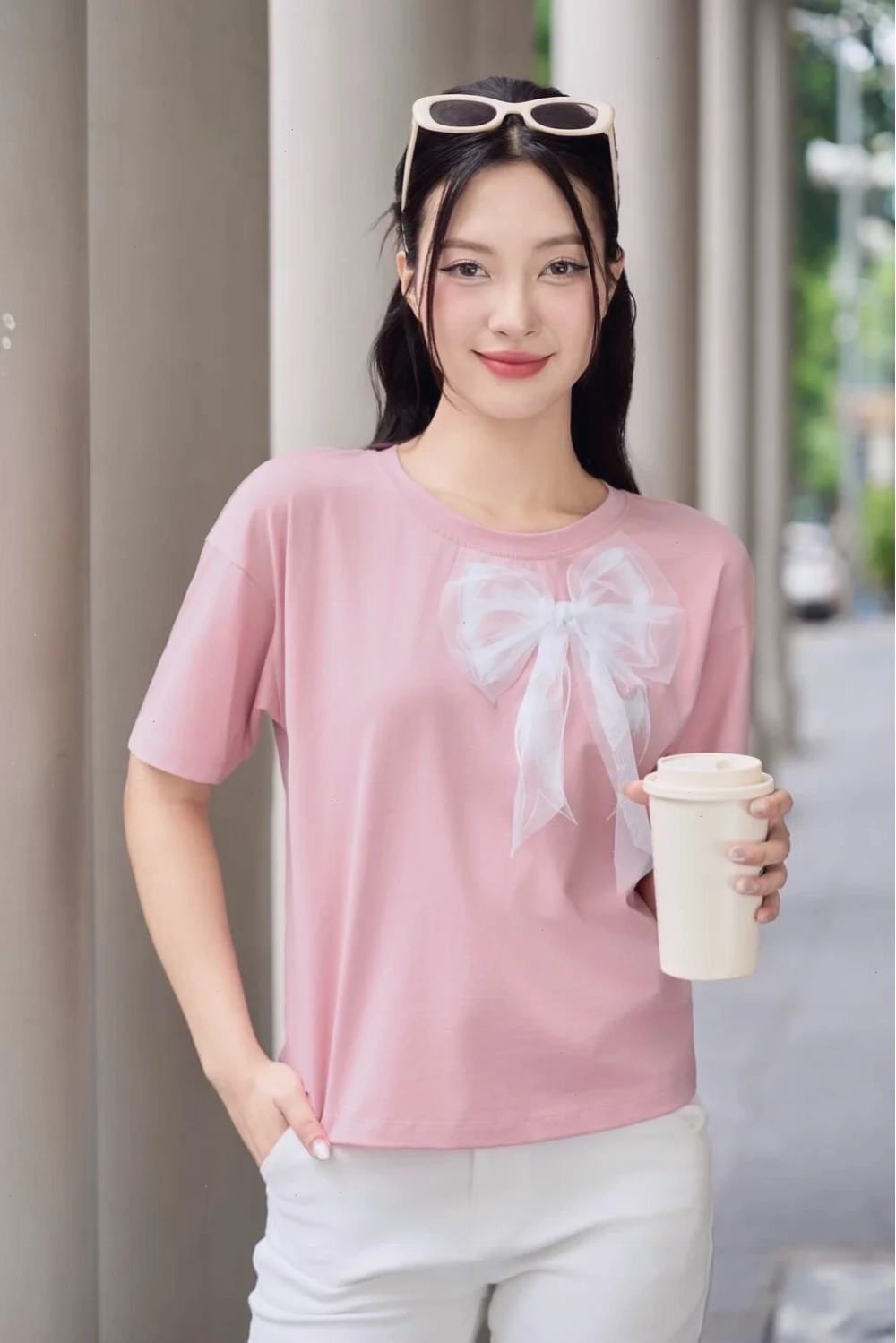 em là cô gái mặc áo hồng trong trang phục truyền thống