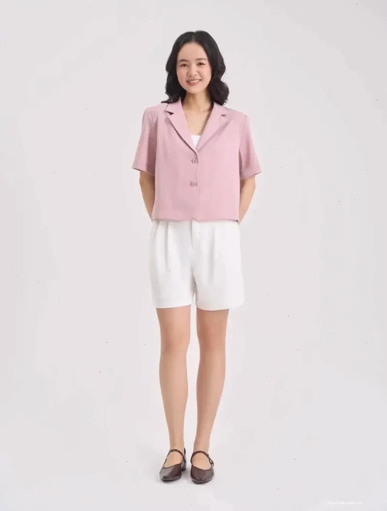 em là cô gái mặc áo hồng với phong cách tối giản