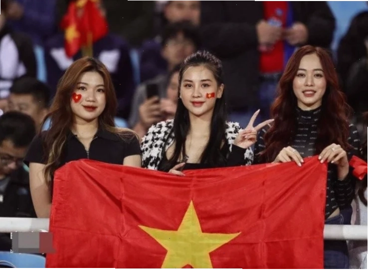 em là cô gái mặc áo trắng chụp ảnh