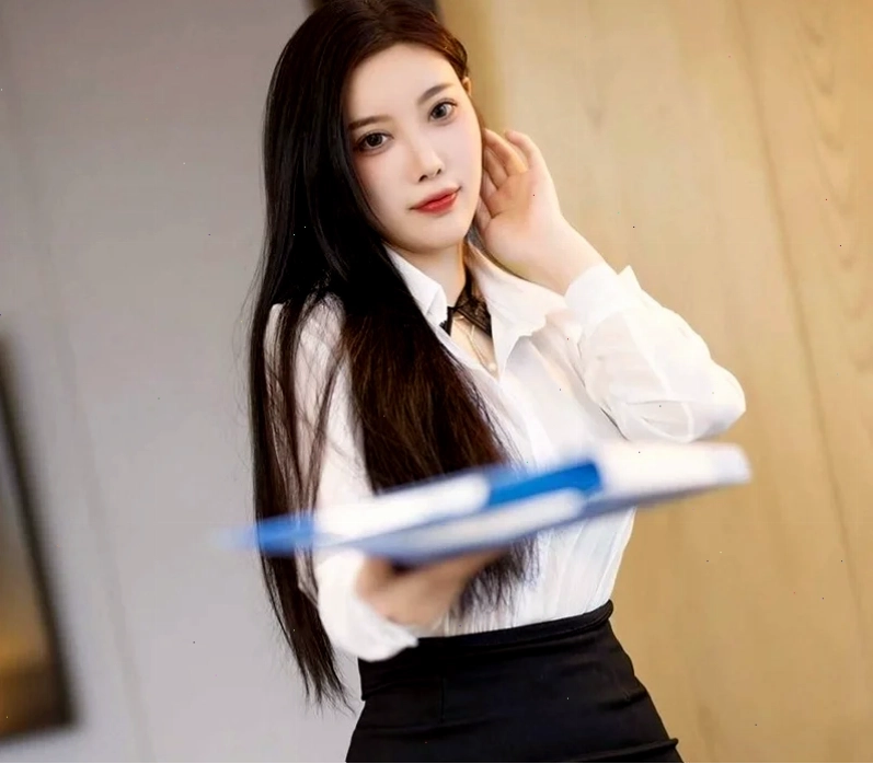 em là cô gái mặc áo trắng cười xinh