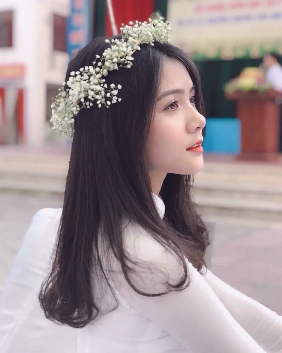em là cô gái mặc áo trắng đứng giữa sân trường