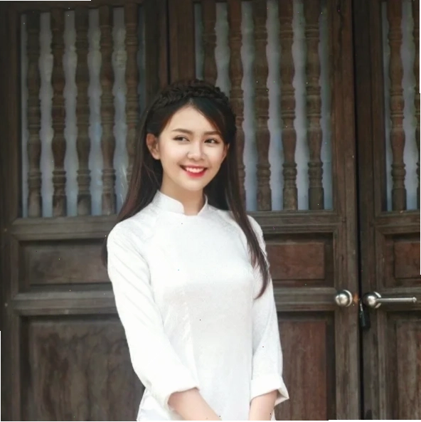 em là cô gái mặc áo trắng duyên dáng