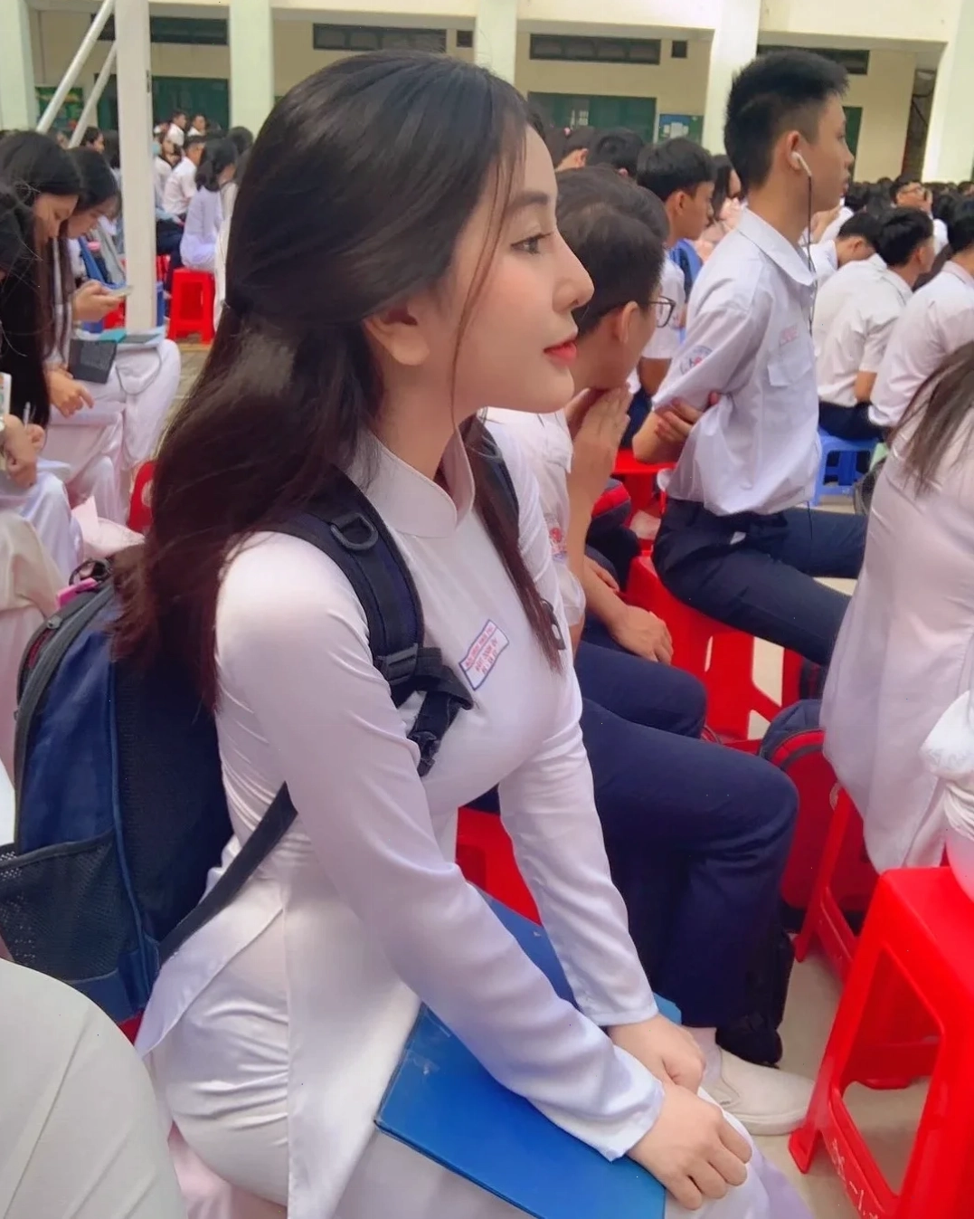 em là cô gái mặc áo trắng mặn mà
