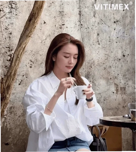 em là cô gái mặc áo trắng ngắm cảnh