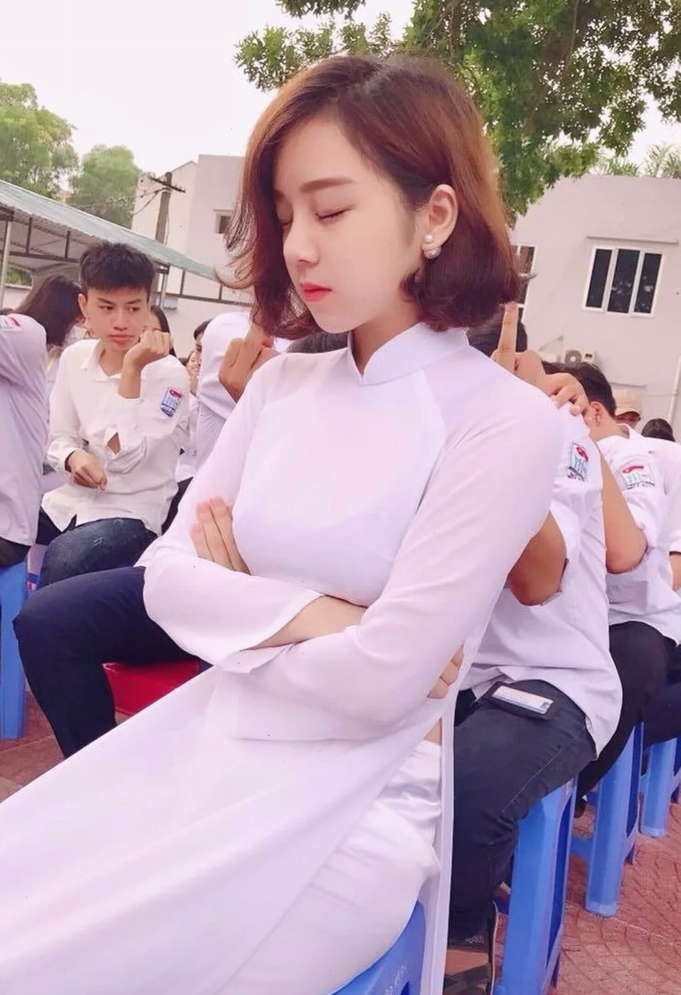 em là cô gái mặc áo trắng ngây thơ