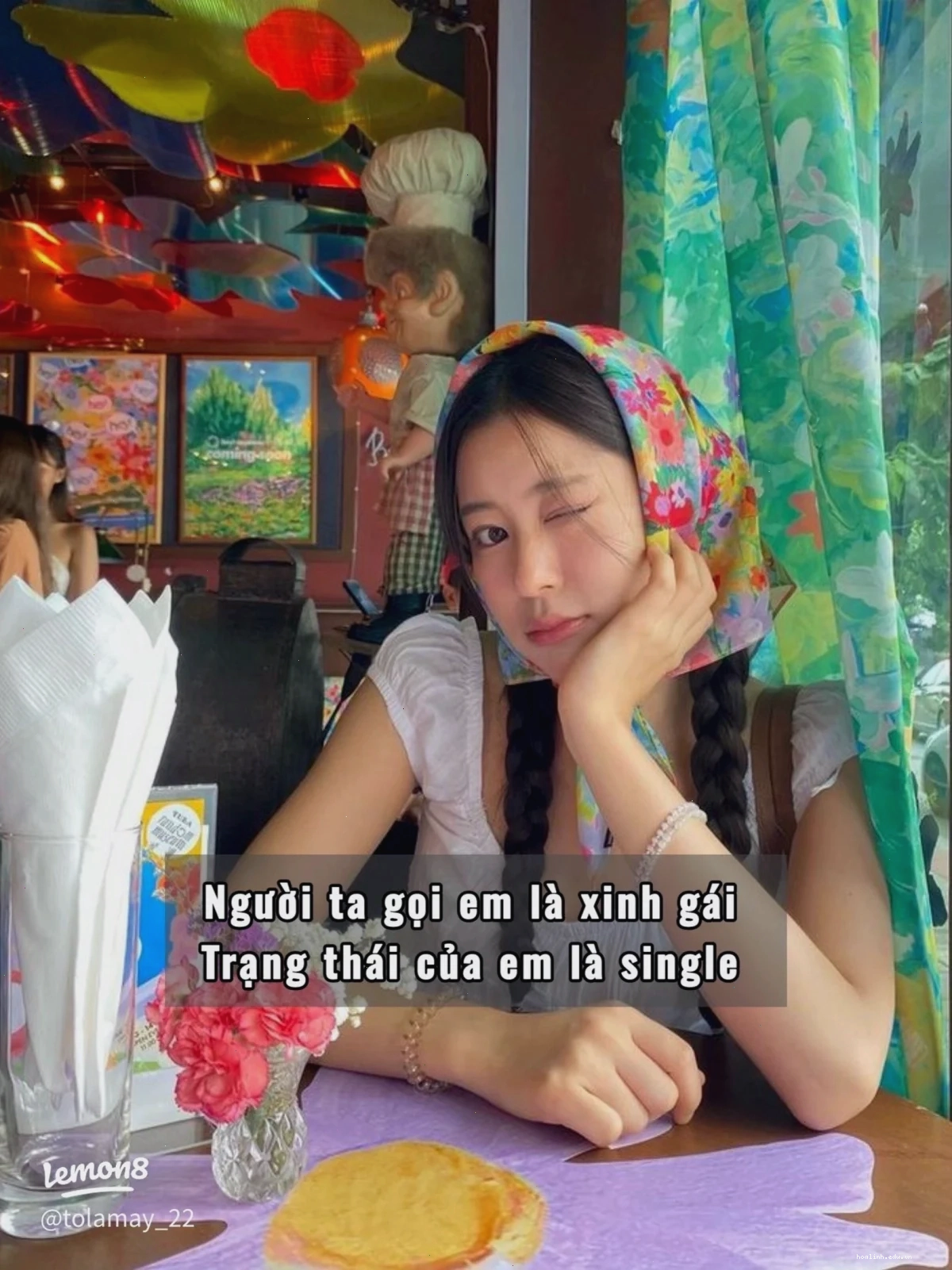 em là cô gái mặc áo trắng thanh lịch