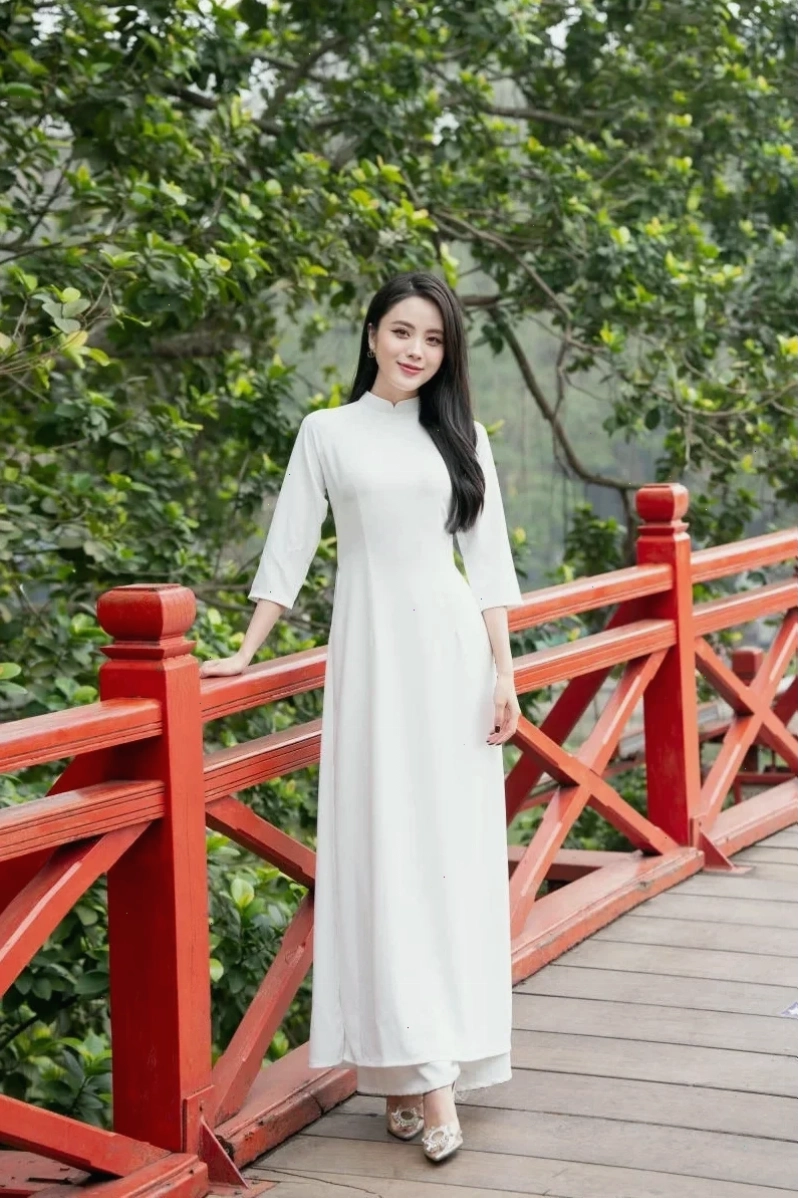 em là cô gái mặc áo trắng tóc buông dài