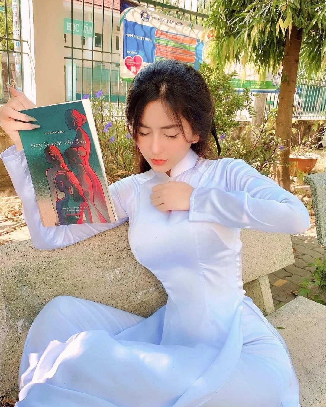 em là cô gái mặc áo trắng trong chiều nắng