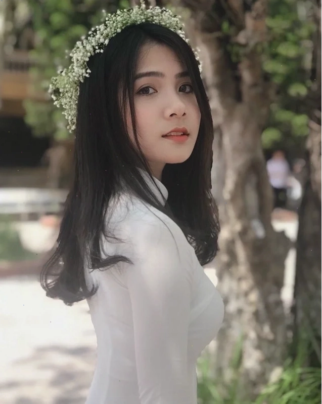 em là cô gái mặc áo trắng truyền thống