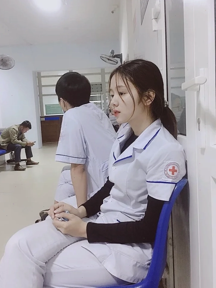 em là cô gái mặc áo trắng xinh xắn