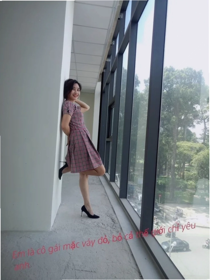 em là cô gái mặc đầm đỏ ấn tượng