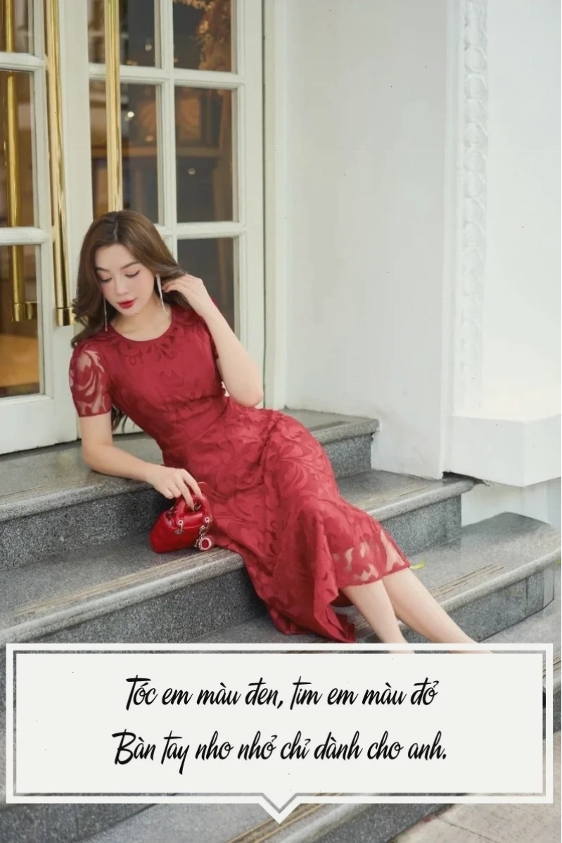 em là cô gái mặc đầm đỏ cầm túi xách