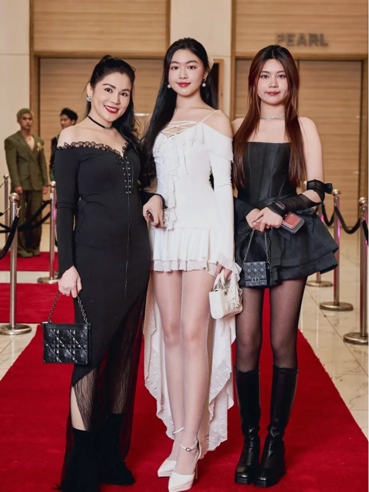 em là cô gái mặc đầm đỏ dịu dàng